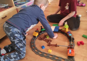 Chłopcy budują kolejkę, samochody, pociągi...